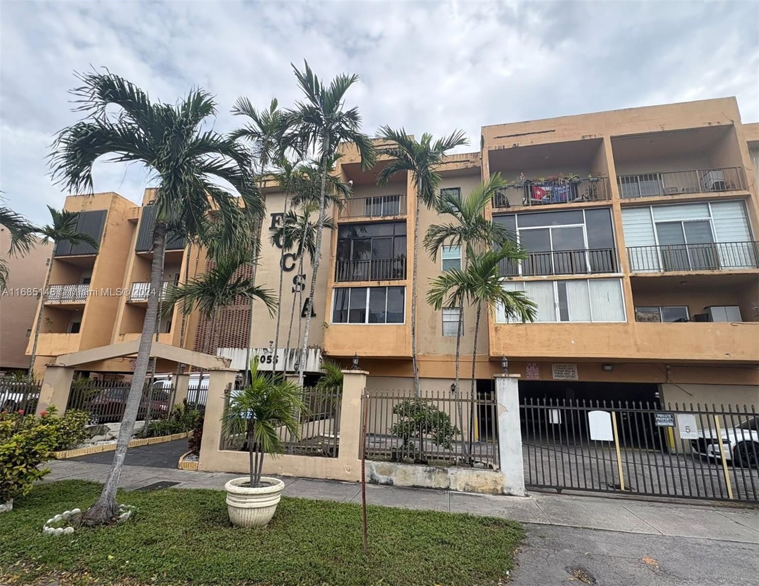 Real estate property located at 6055 19th Ave #318, Miami-Dade, FOCSA CONDO, Hialeah, FL