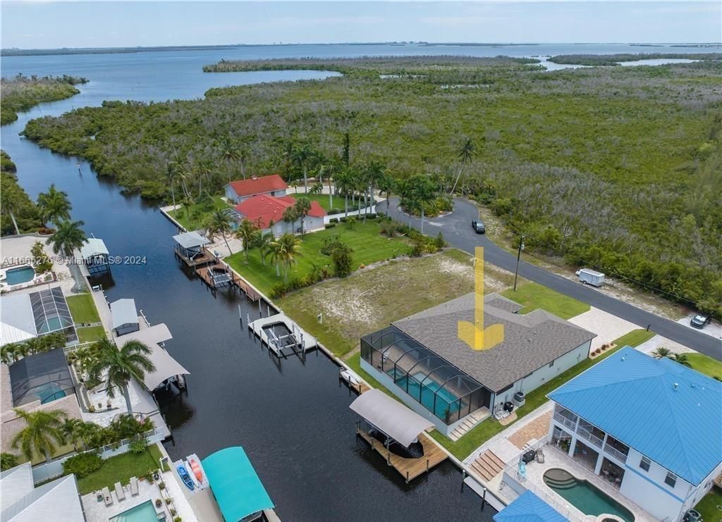 Real estate property located at 3262 Pinetree Dr., Lee, MANATEE BAY UNRECORDED SUB, Other City - In The State Of Florida, FL