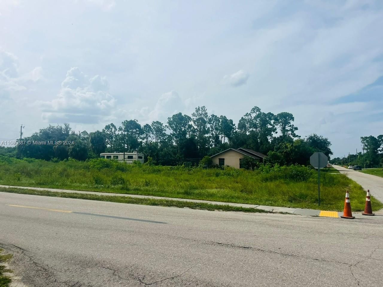 Real estate property located at 601 Lake Ave, Lee, LEHIGH ACRES UNIT 9 BLK 32, Lehigh Acres, FL