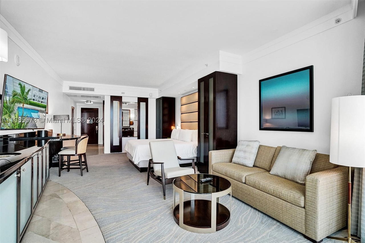 Real estate property located at 4391 Collins Ave #915, Miami-dade, Fontainebleau Iii, Miami Beach, FL