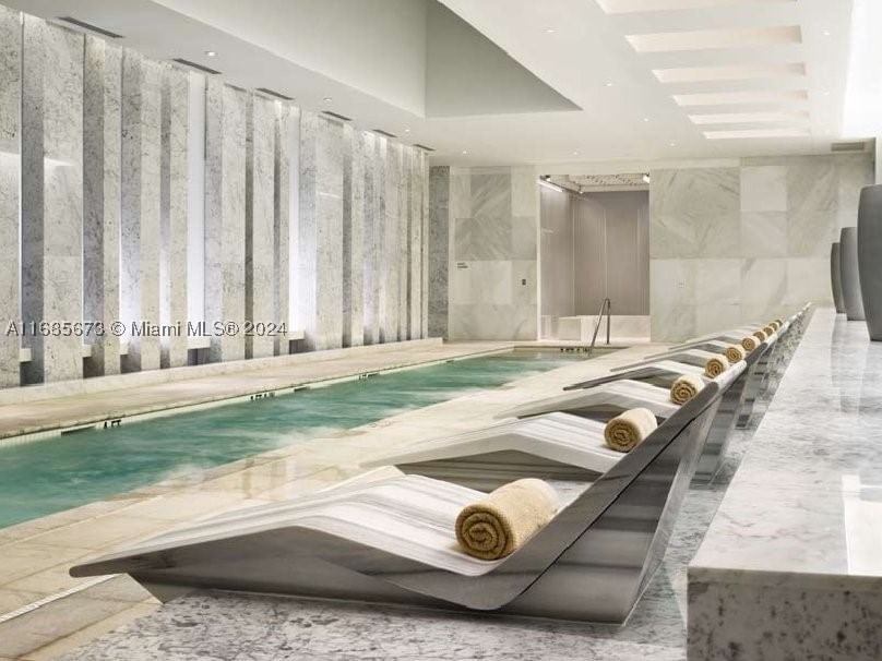 Real estate property located at 4391 Collins Ave #915, Miami-dade, Fontainebleau Iii, Miami Beach, FL
