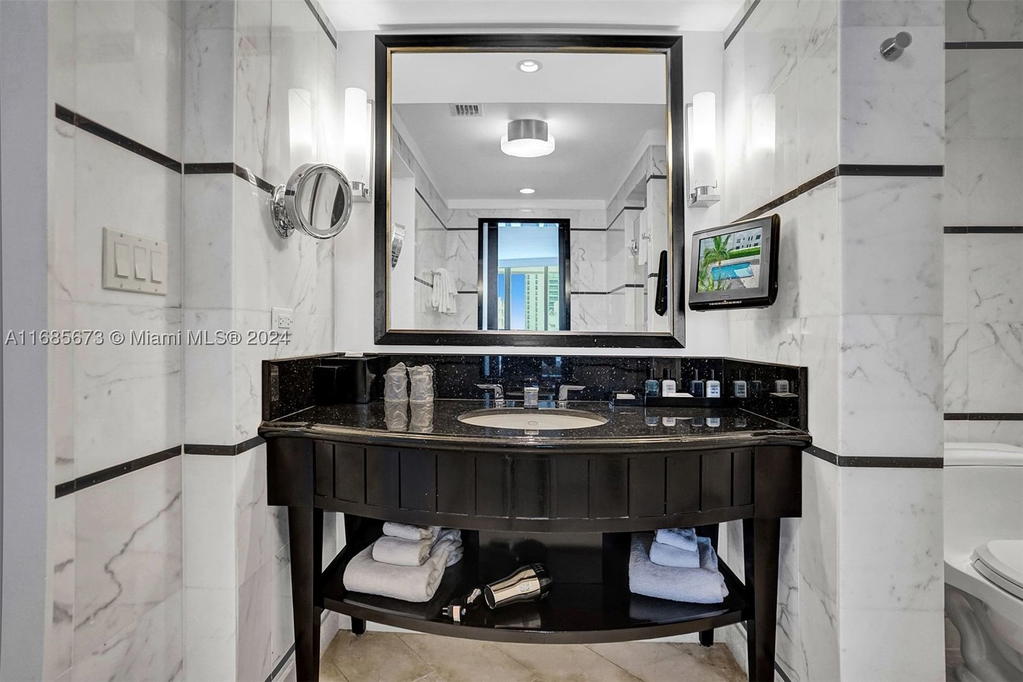 Real estate property located at 4391 Collins Ave #915, Miami-dade, Fontainebleau Iii, Miami Beach, FL
