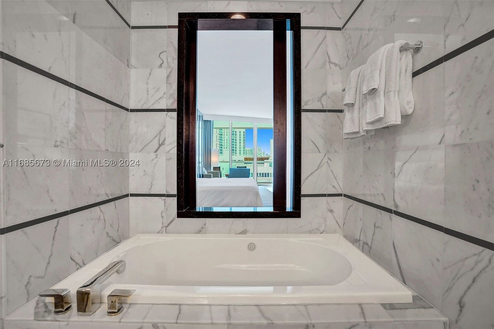 Real estate property located at 4391 Collins Ave #915, Miami-dade, Fontainebleau Iii, Miami Beach, FL