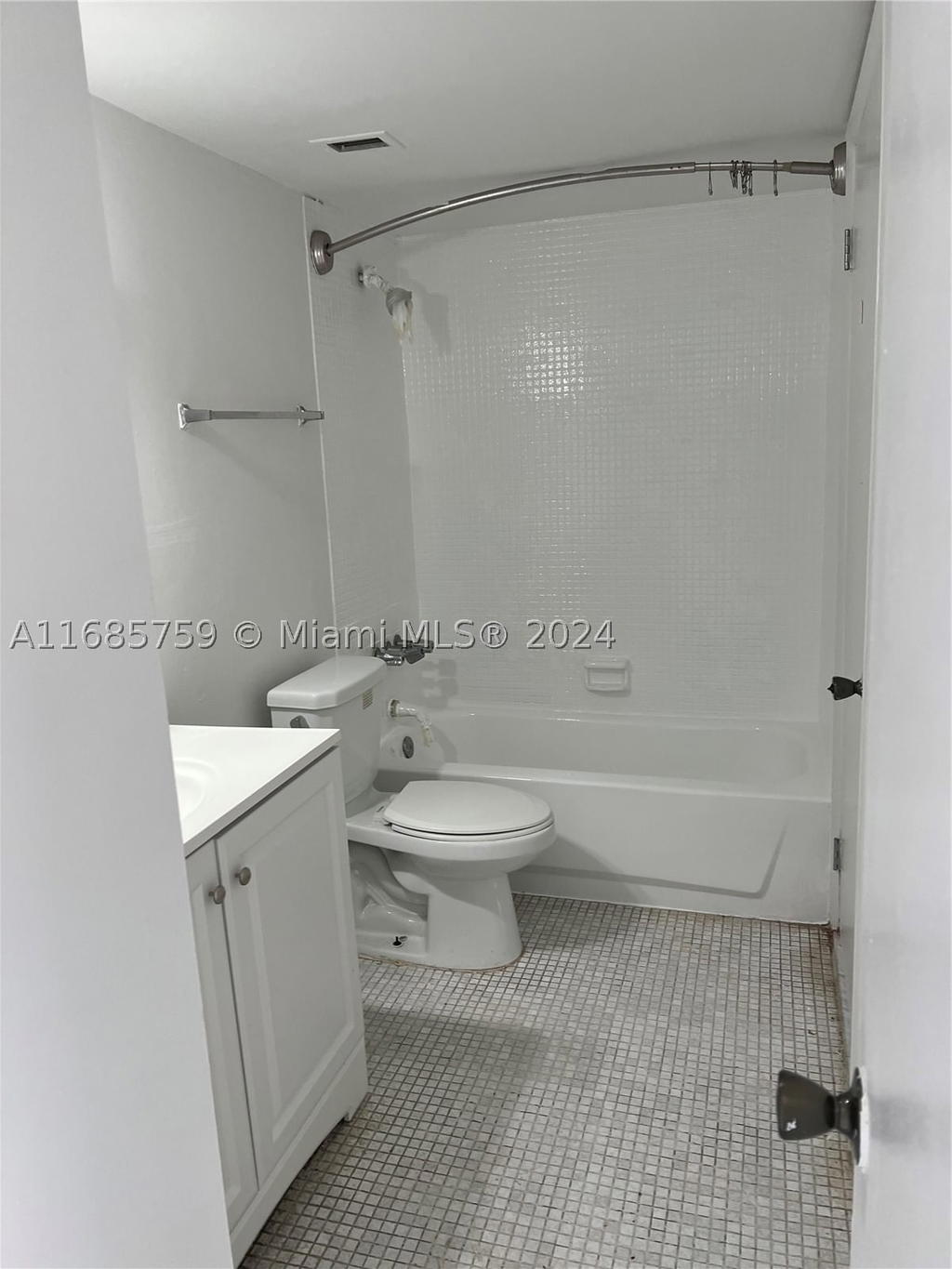 Real estate property located at 498 165th St Rd D-607, Miami-dade, Montecarlo Condo, Miami, FL