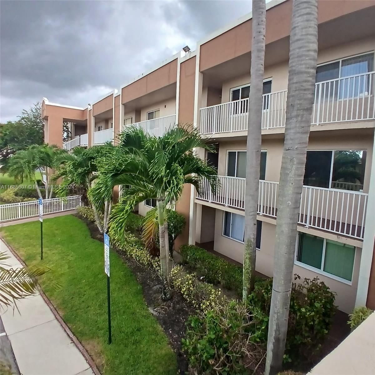 Real estate property located at 7136 Devon Dr #207, Broward, DEVON CONDOMINIUM, Tamarac, FL