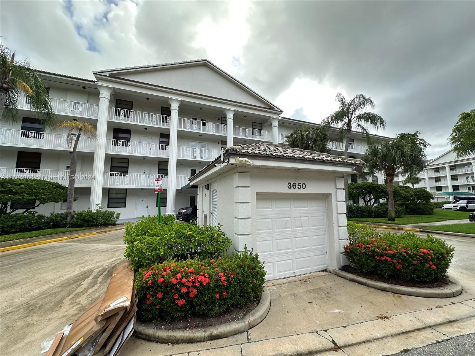 Real estate property located at 3650 Whitehall Dr #304, Palm Beach, WHITEHALL CONDO OF THE LA, West Palm Beach, FL