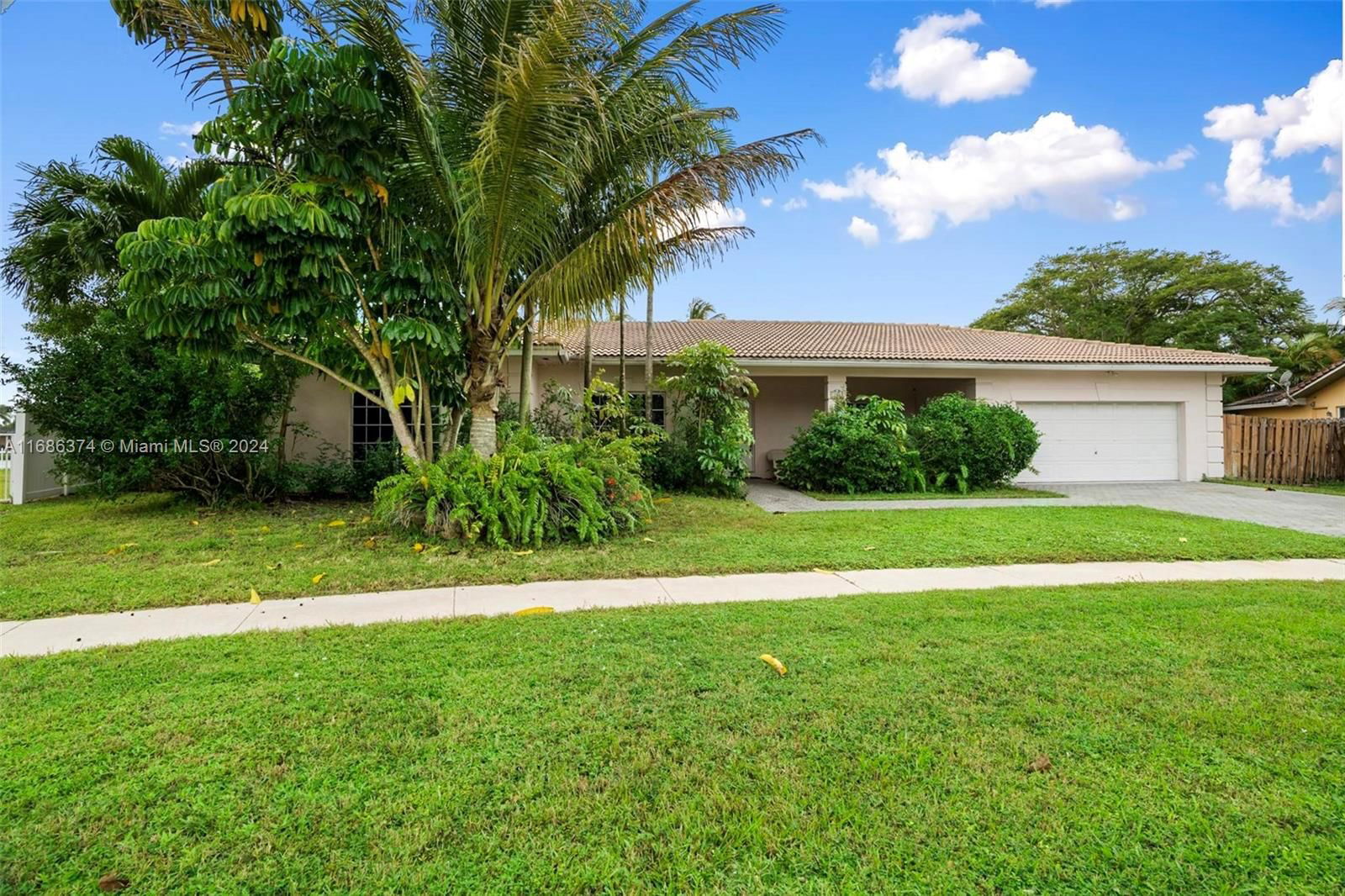 Real estate property located at 501 Lake Tree Dr, Broward, BONAVENTURE LAKES, Weston, FL