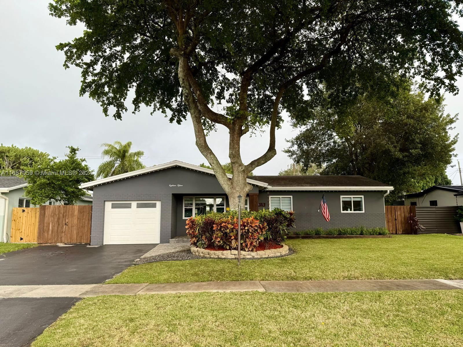 Real estate property located at 1815 42nd Ave, Broward, HOLLYWOOD HILLS, Hollywood, FL