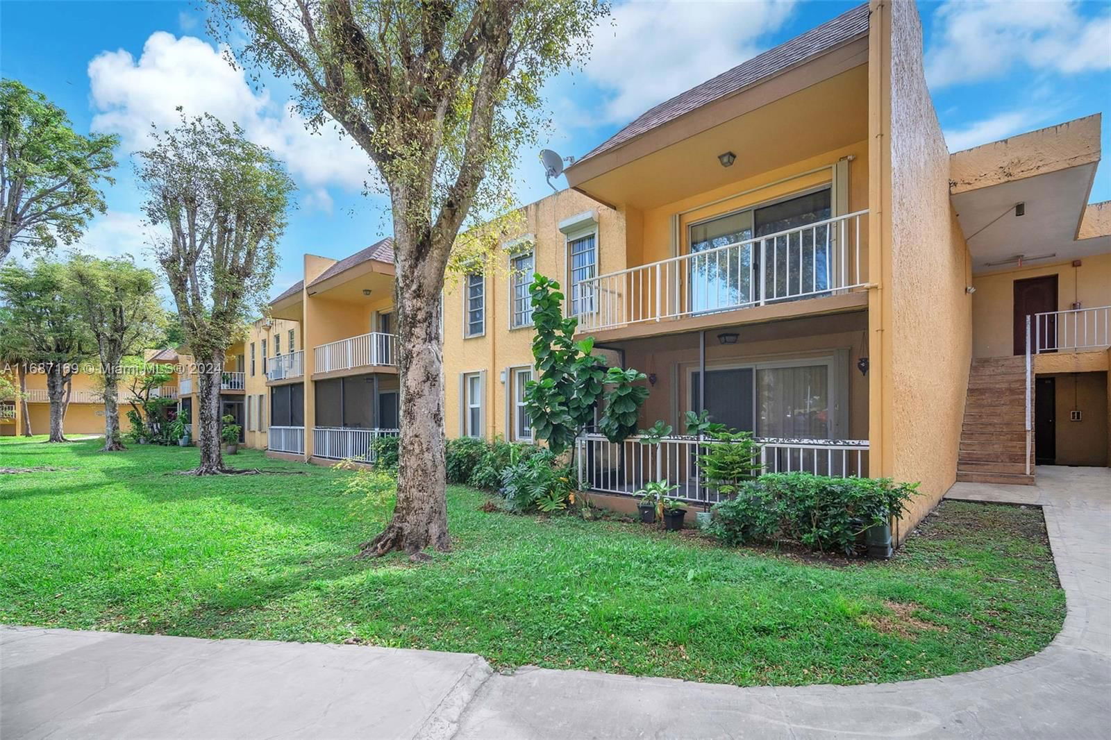 Real estate property located at 13700 62nd St #216, Miami-Dade, KENDALL HEIGHTS CONDO, Miami, FL