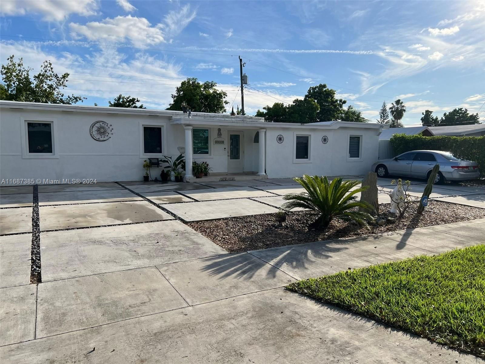 Real estate property located at 11320 42nd Ter, Miami-Dade, WESTWOOD LAKE, Miami, FL