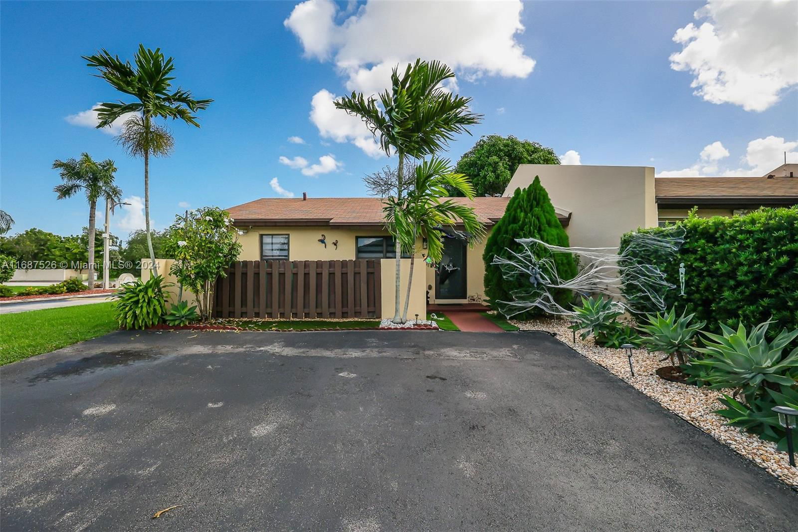 Real estate property located at 11101 122nd Ct #11101, Miami-Dade, DEVON-AIRE VILLAS SEC 2, Miami, FL