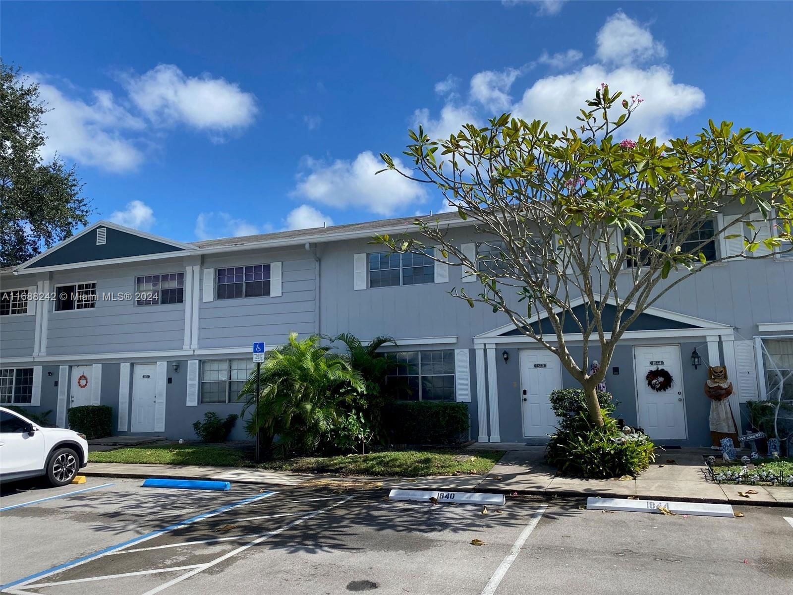 Real estate property located at 1840 81st Ter #3-17, Broward, ARROWHEAD GOLF & TENNIS C, Davie, FL