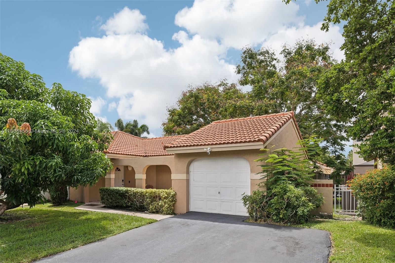 Real estate property located at 1350 Seagrape Cir, Broward, COUNTRY ISLES GARDEN HOME, Weston, FL