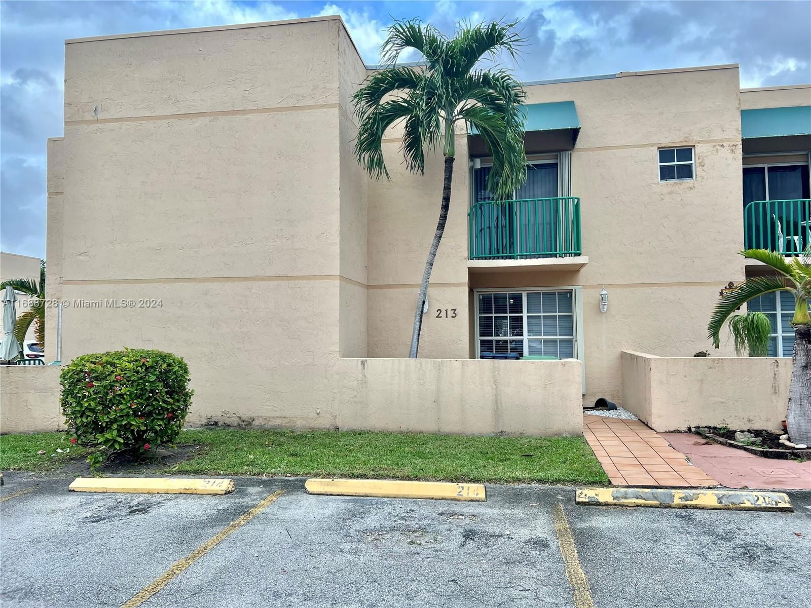 Real estate property located at 11965 19th Ln #213, Miami-Dade, LES CHATEAUX AT INT GARDE, Miami, FL