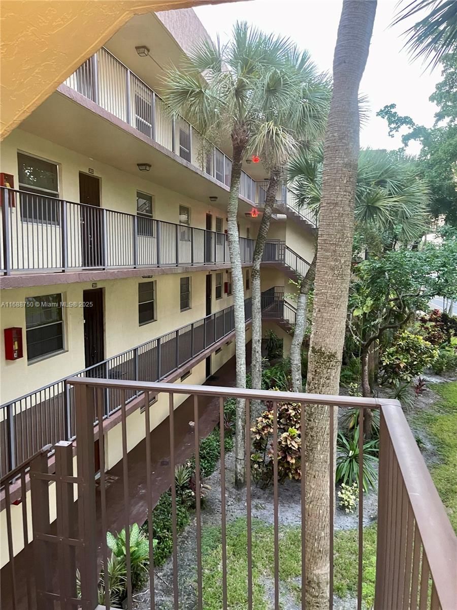 Real estate property located at 3161 47th Ter #301, Broward, Cypress Chase North No 3, Lauderdale Lakes, FL