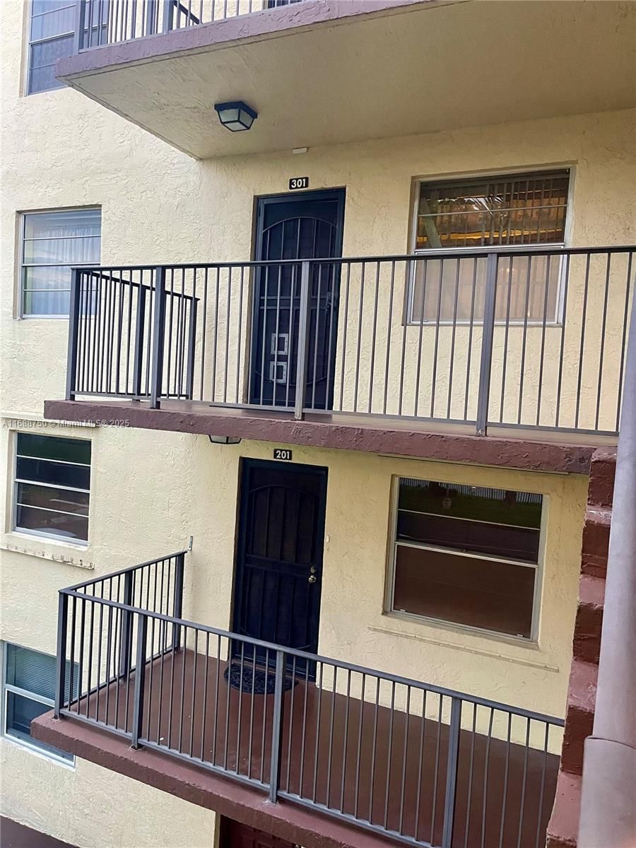 Real estate property located at 3161 47th Ter #301, Broward, Cypress Chase North No 3, Lauderdale Lakes, FL
