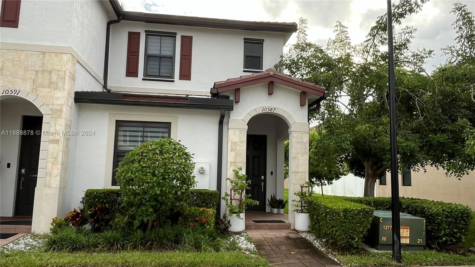 Real estate property located at 10587 33rd Ct #10587, Miami-Dade, AQUABELLA SECTION TWO, Hialeah, FL