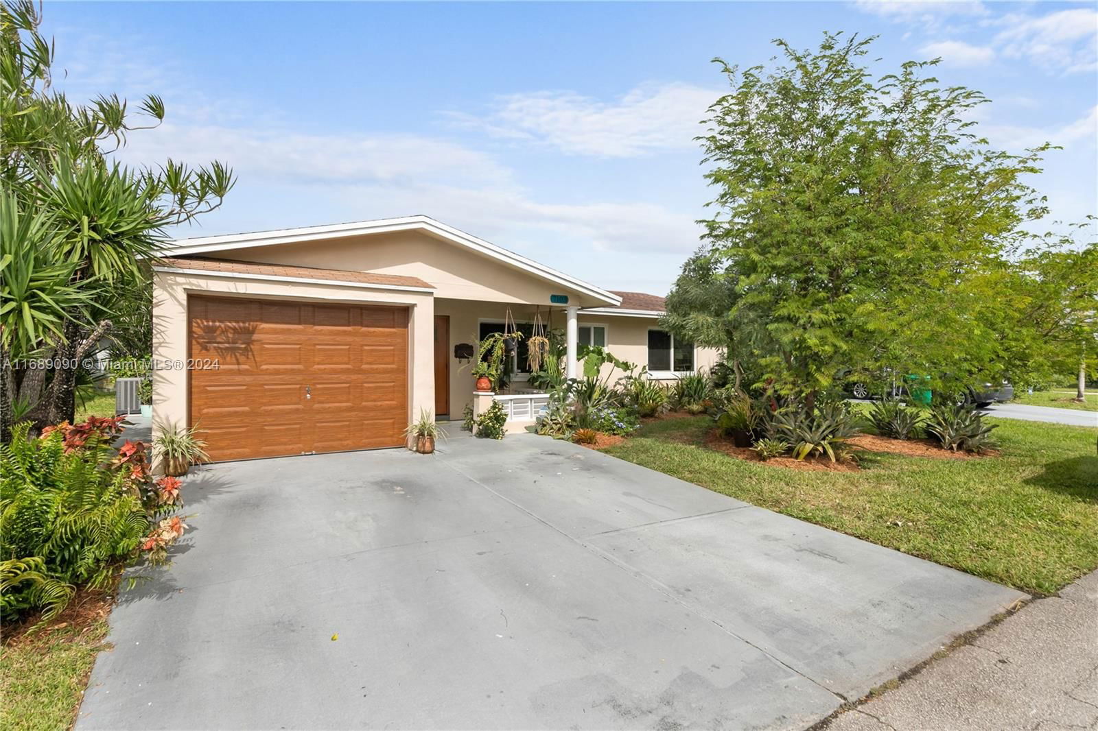 Real estate property located at 7103 57th Ct, Broward, MAINLANDS OF TAMARAC LAKES, Tamarac, FL