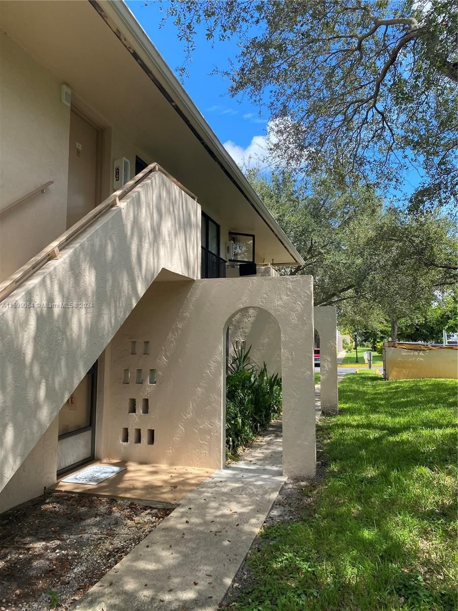 Real estate property located at 5801 Washington St #4, Broward, HAMPTON COURT CONDO, Hollywood, FL