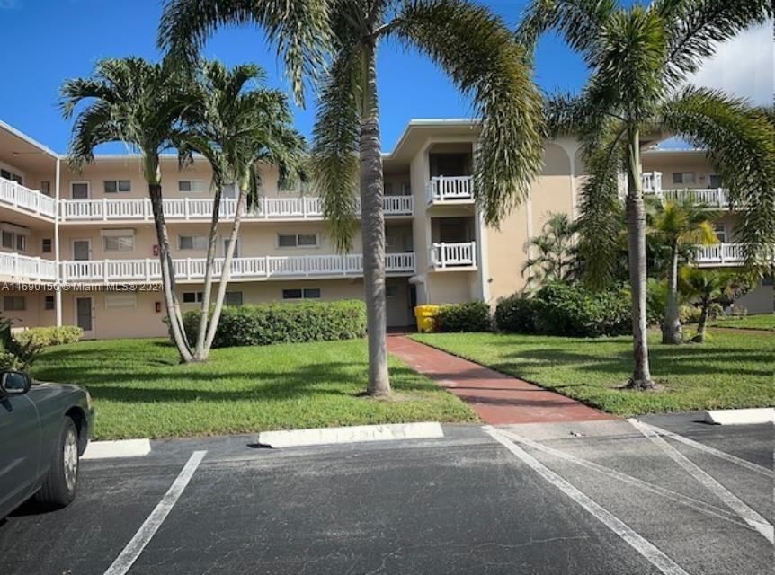 Real estate property located at 2855 Garden Dr S #106, Palm Beach, LAKE CLARKE GARDENS CONDO, Palm Springs, FL