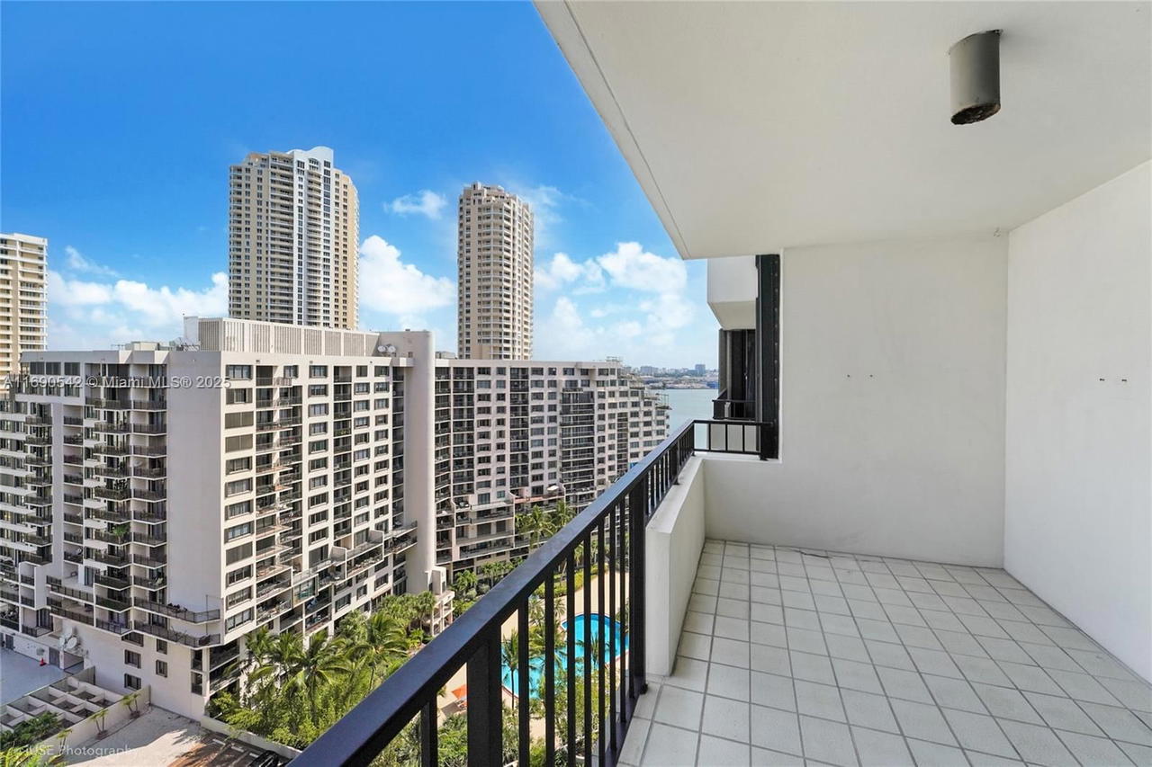 Real estate property located at 520 Brickell Key Dr A1812, Miami-dade, Brickell Key One Condo, Miami, FL