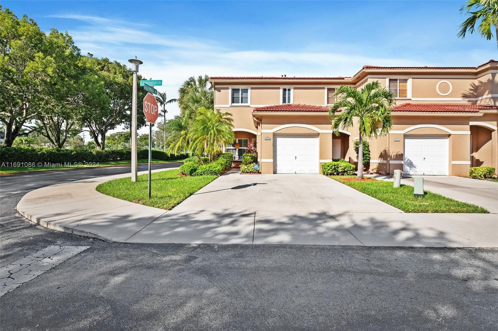 Real estate property located at 7981 Southwood Cir, Broward, PARAGON CENTRE, Davie, FL