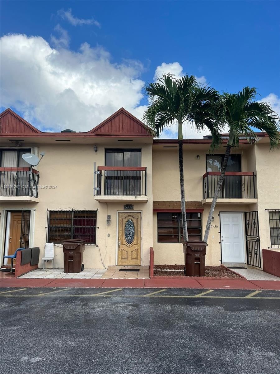 Real estate property located at 5939 16th Ln, Miami-Dade, CASA LINDA TOWNHOMES COND, Hialeah, FL