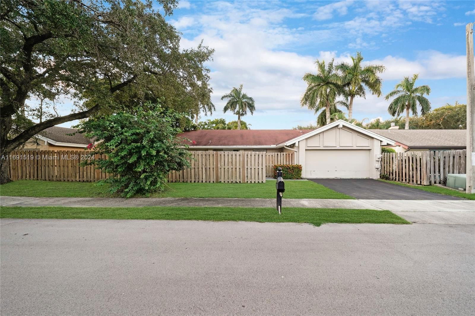 Real estate property located at 24 Forest Cir, Broward, STONEBRIDGE PHASE 1, Cooper City, FL