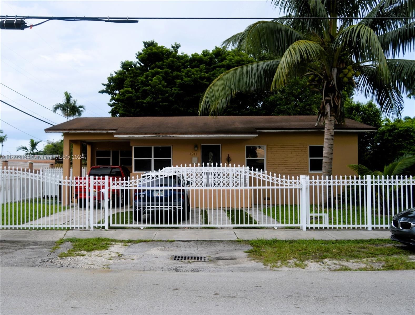 Real estate property located at 4241 1st Ave, Miami-Dade, ROBINS HEIGHTS, Hialeah, FL