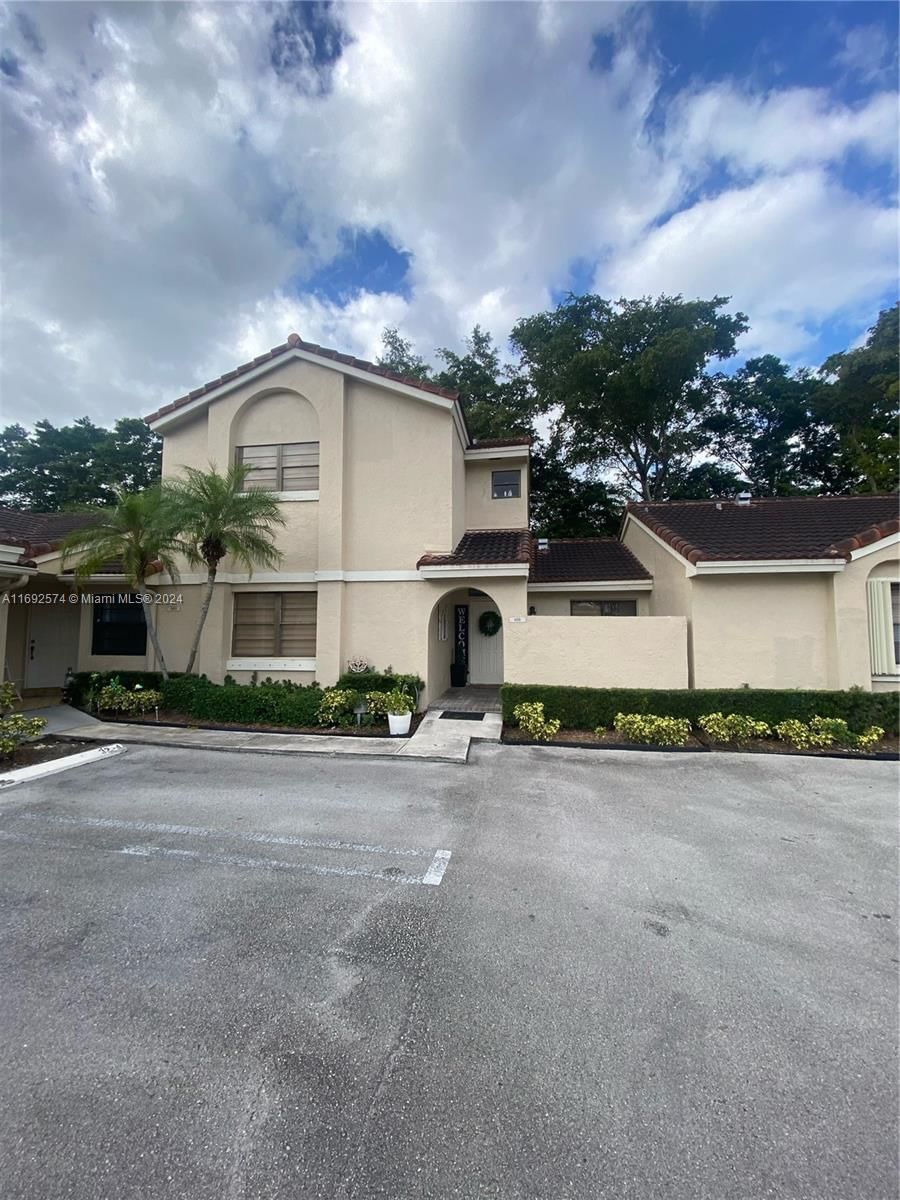 Real estate property located at 6111 171st St, Miami-Dade, VILLA HOMES AT THE MOORS, Hialeah, FL