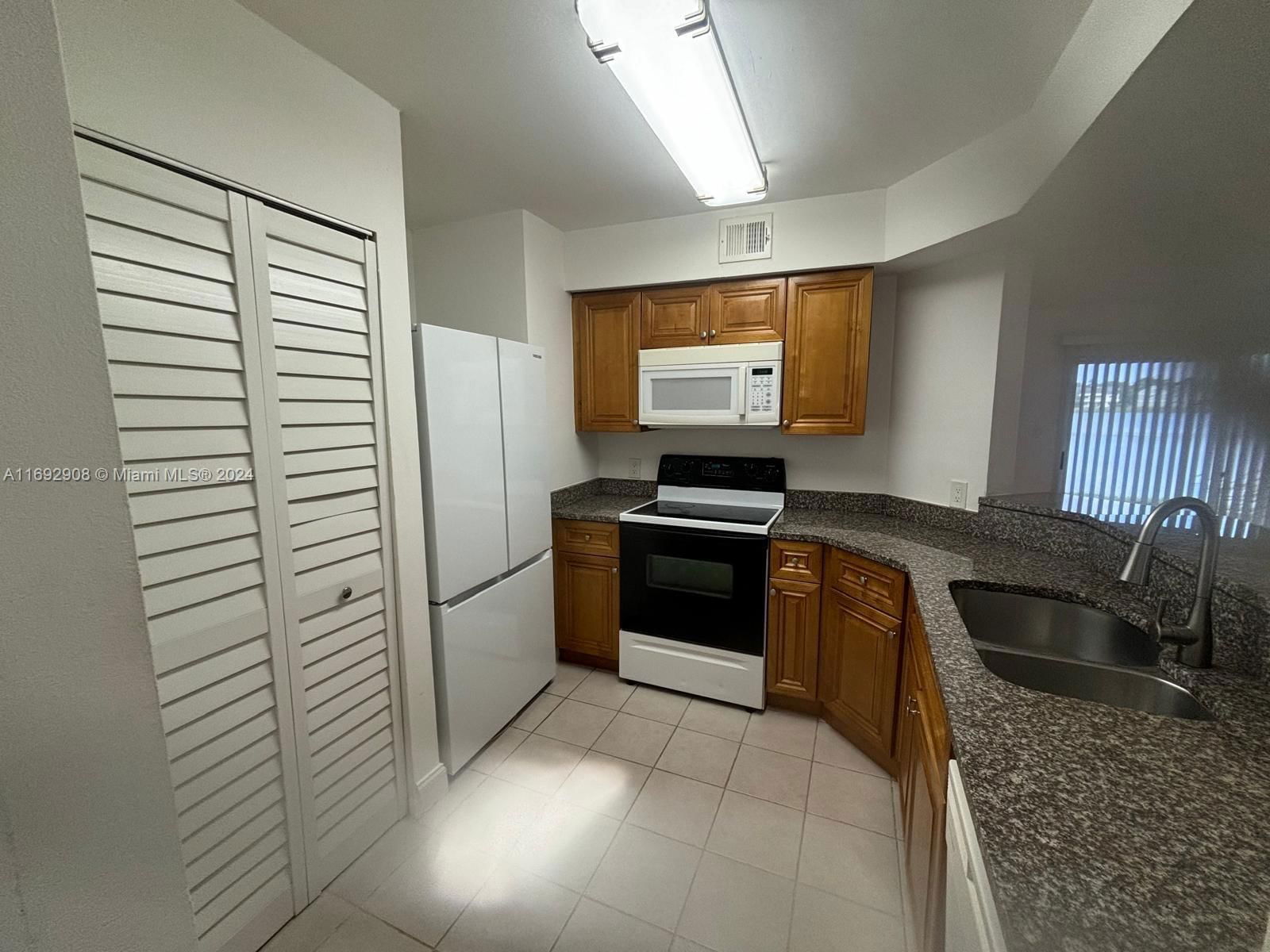 Real estate property located at 3473 44th St #102, Broward, SUMMER LAKE, Oakland Park, FL