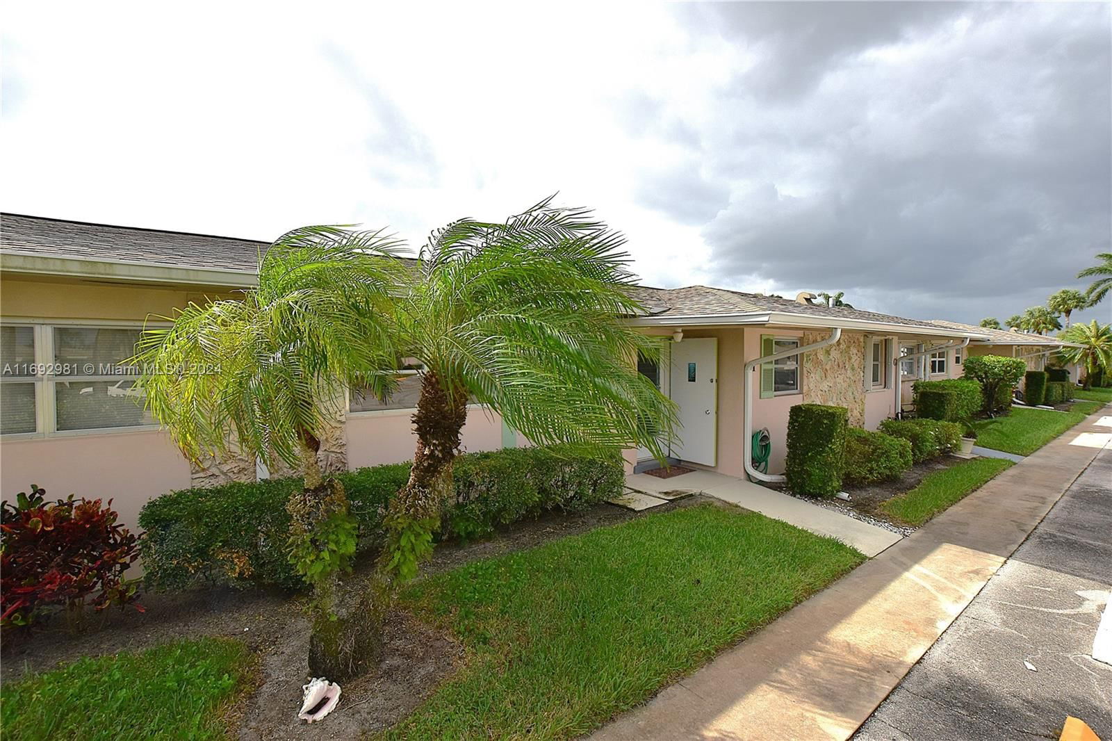 Real estate property located at 2688 Dudley Dr E H, Palm Beach, CRESTHAVEN VILLAS CONDO 2, West Palm Beach, FL