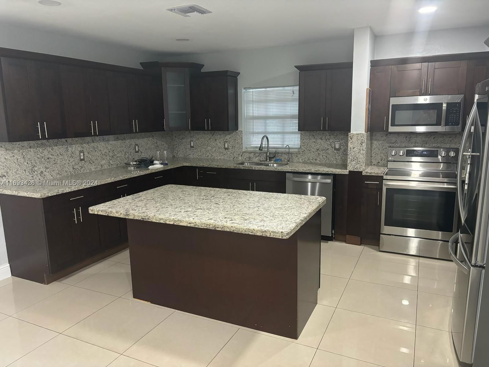 Real estate property located at 6330 111th Ter, Miami-Dade, 4TH ADDN TO PALM SPRINGS, Hialeah, FL