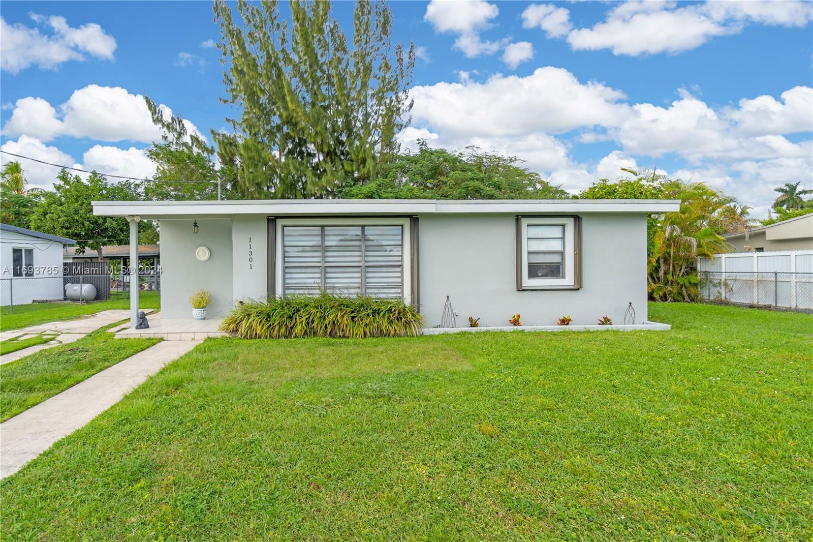 Real estate property located at 11301 48th St, Miami-Dade, WESTWOOD LAKE 4TH ADDN, Miami, FL