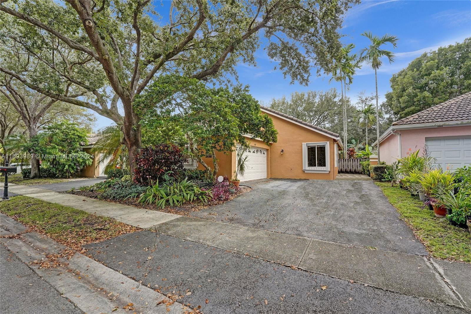 Real estate property located at 10054 2nd St, Broward, CENTRAL PARK LAKE, Plantation, FL