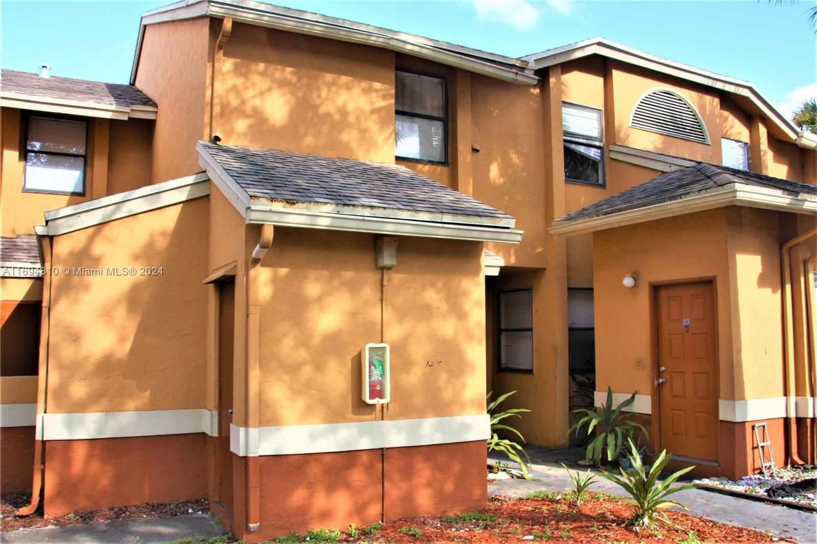 Real estate property located at 2531 56th Ave #9-18, Broward, CIRCLE VILLAS (THE) CONDO, Lauderhill, FL