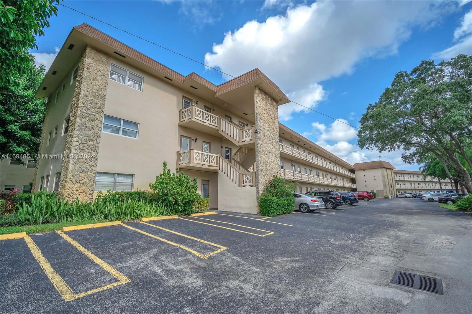 Real estate property located at 4701 34th St #401, Broward, THISTLE GARDENS CONDO, Lauderdale Lakes, FL