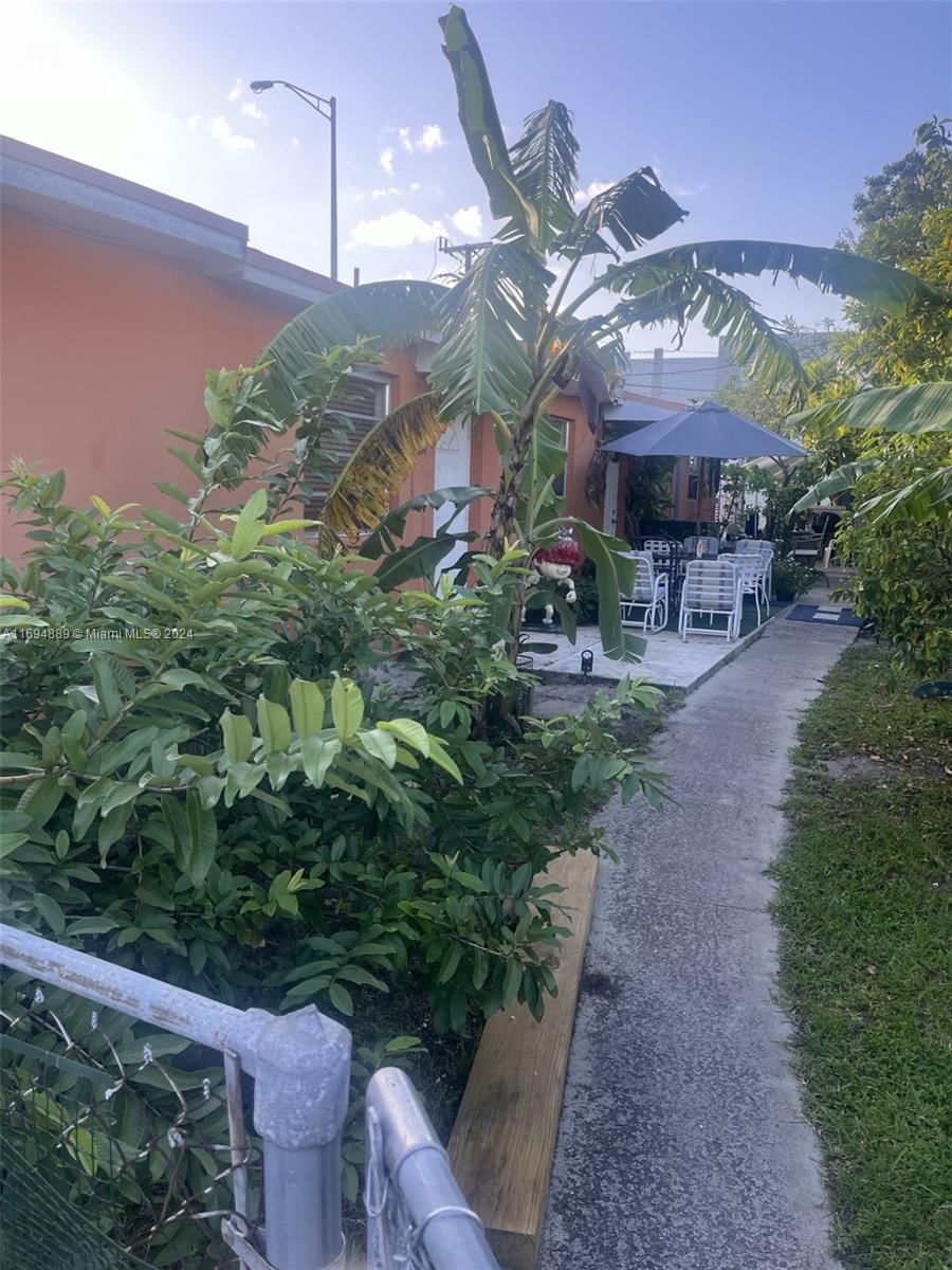 Real estate property located at 990 4th St, Miami-Dade, FRANK TOLIN SUB, Hialeah, FL