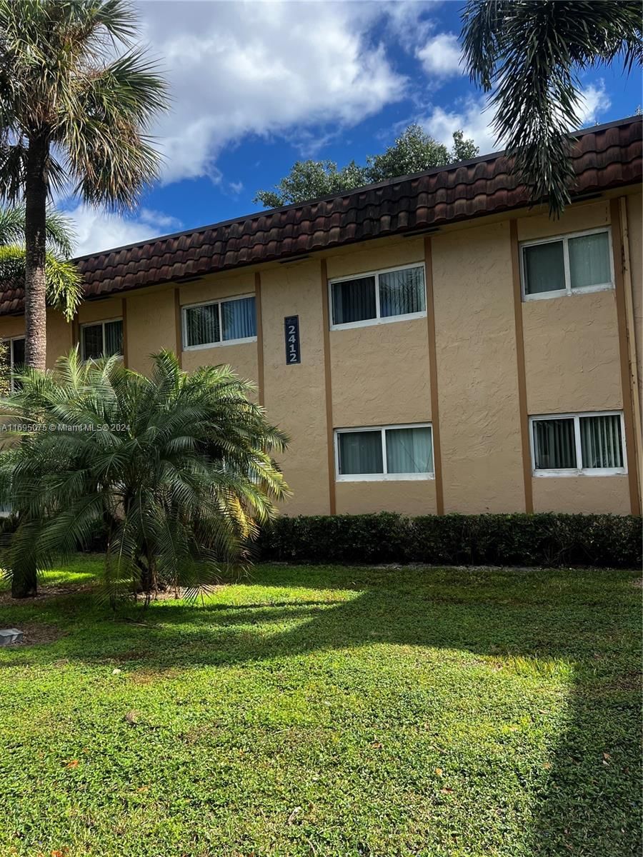 Real estate property located at 2412 39th Way #101, Broward, LAKESIDE CONDO AT LAUDERD, Lauderdale Lakes, FL