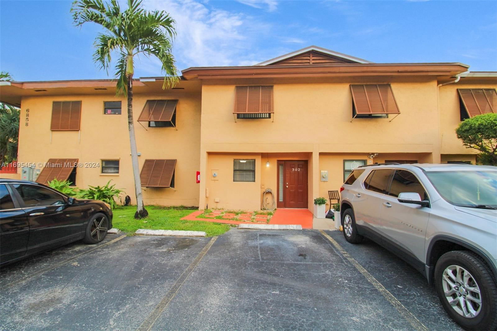 Real estate property located at 6858 173rd Dr #302, Miami-Dade, LAGUNA TROPICAL CONDO, Hialeah, FL