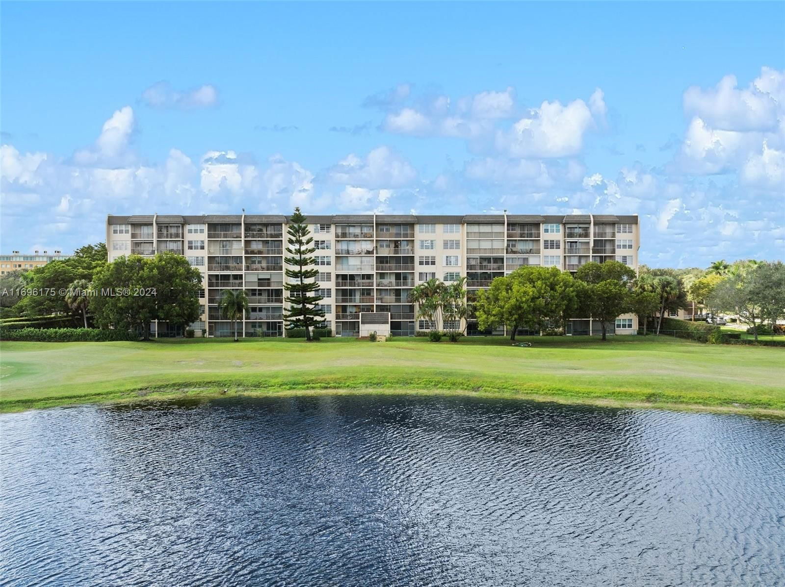 Real estate property located at 3300 Rolling Hills Cir #605, Broward, ROLLING HILLS GOLF AND, Davie, FL