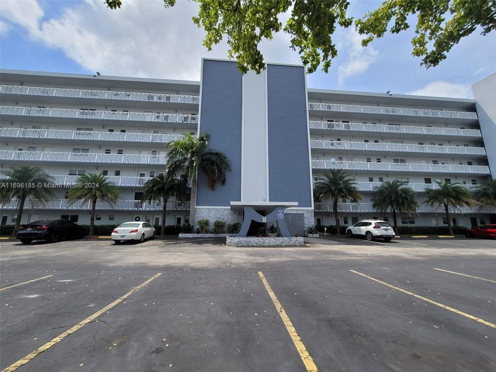 Real estate property located at 320 12th Ave #408, Broward, MEADOWBROOK TOWERS CONDO, Hallandale Beach, FL