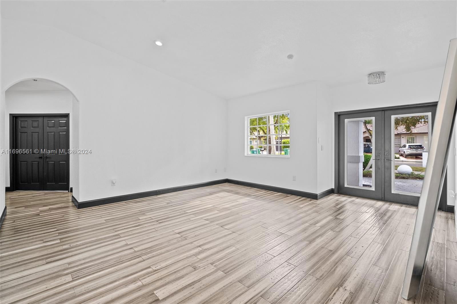 Real estate property located at 8939 165th Ter, Miami-dade, Royal Garden Estates, Miami Lakes, FL