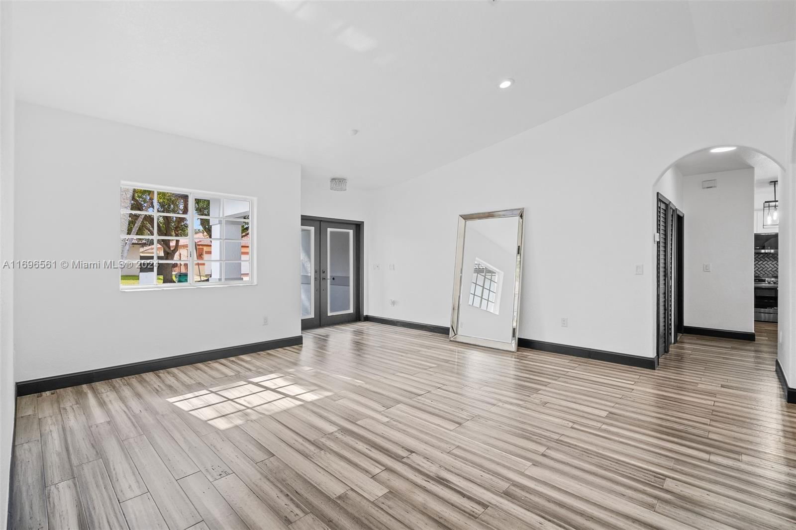 Real estate property located at 8939 165th Ter, Miami-dade, Royal Garden Estates, Miami Lakes, FL