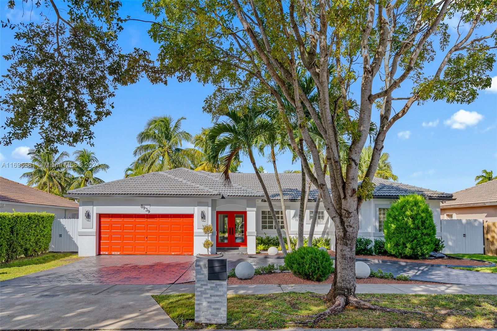 Real estate property located at 8939 165th Ter, Miami-dade, Royal Garden Estates, Miami Lakes, FL