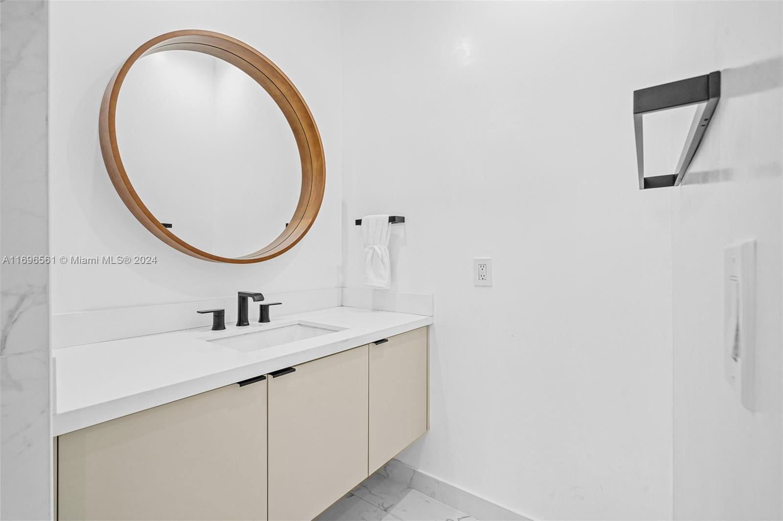 Real estate property located at 8939 165th Ter, Miami-dade, Royal Garden Estates, Miami Lakes, FL