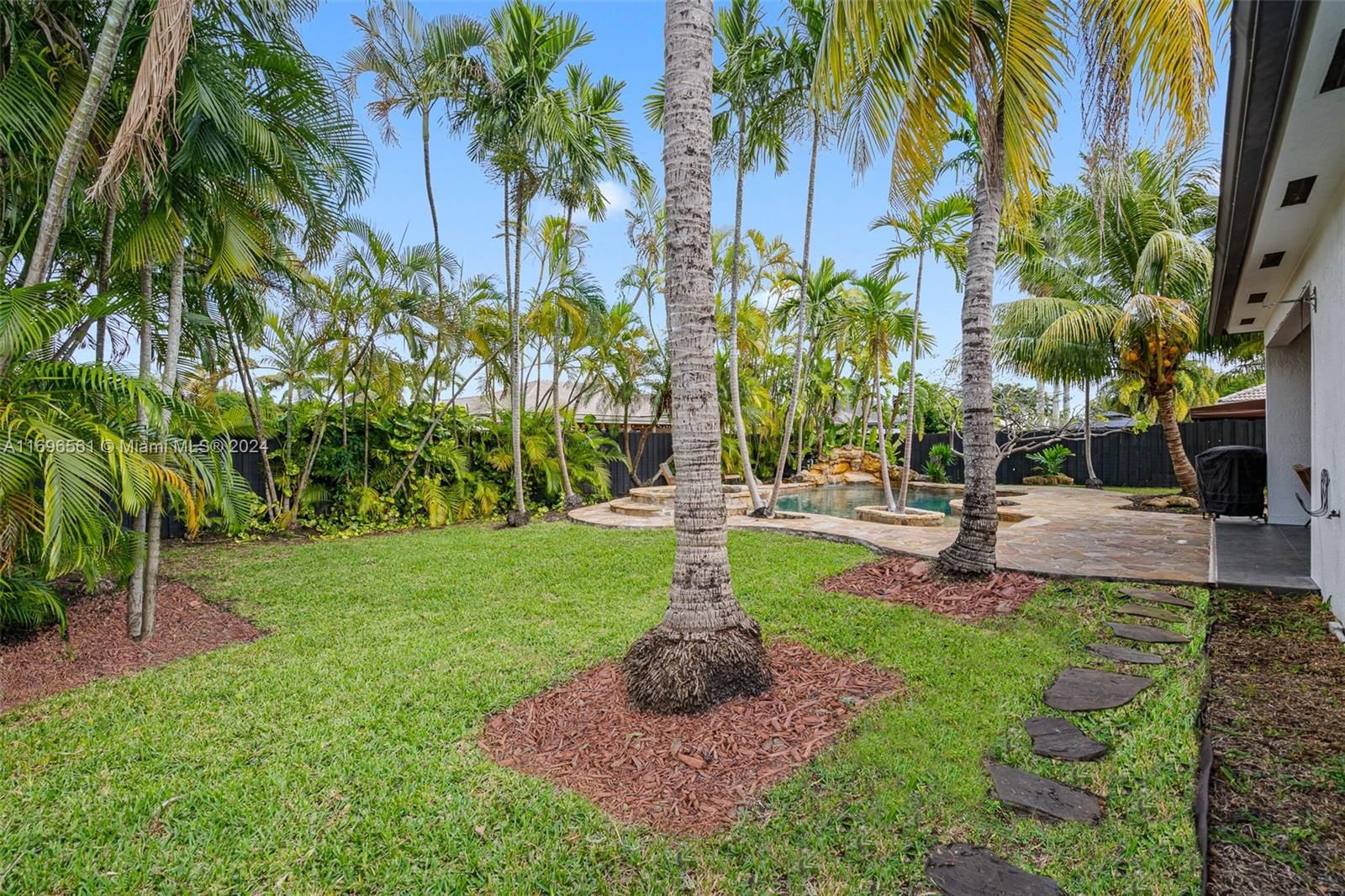 Real estate property located at 8939 165th Ter, Miami-dade, Royal Garden Estates, Miami Lakes, FL