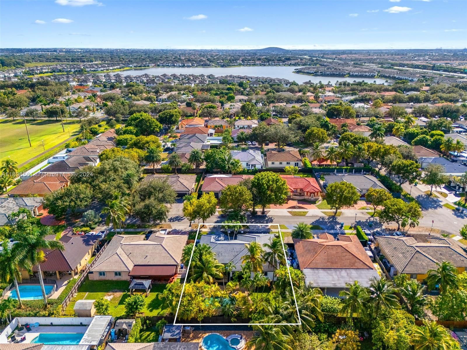 Real estate property located at 8939 165th Ter, Miami-dade, Royal Garden Estates, Miami Lakes, FL