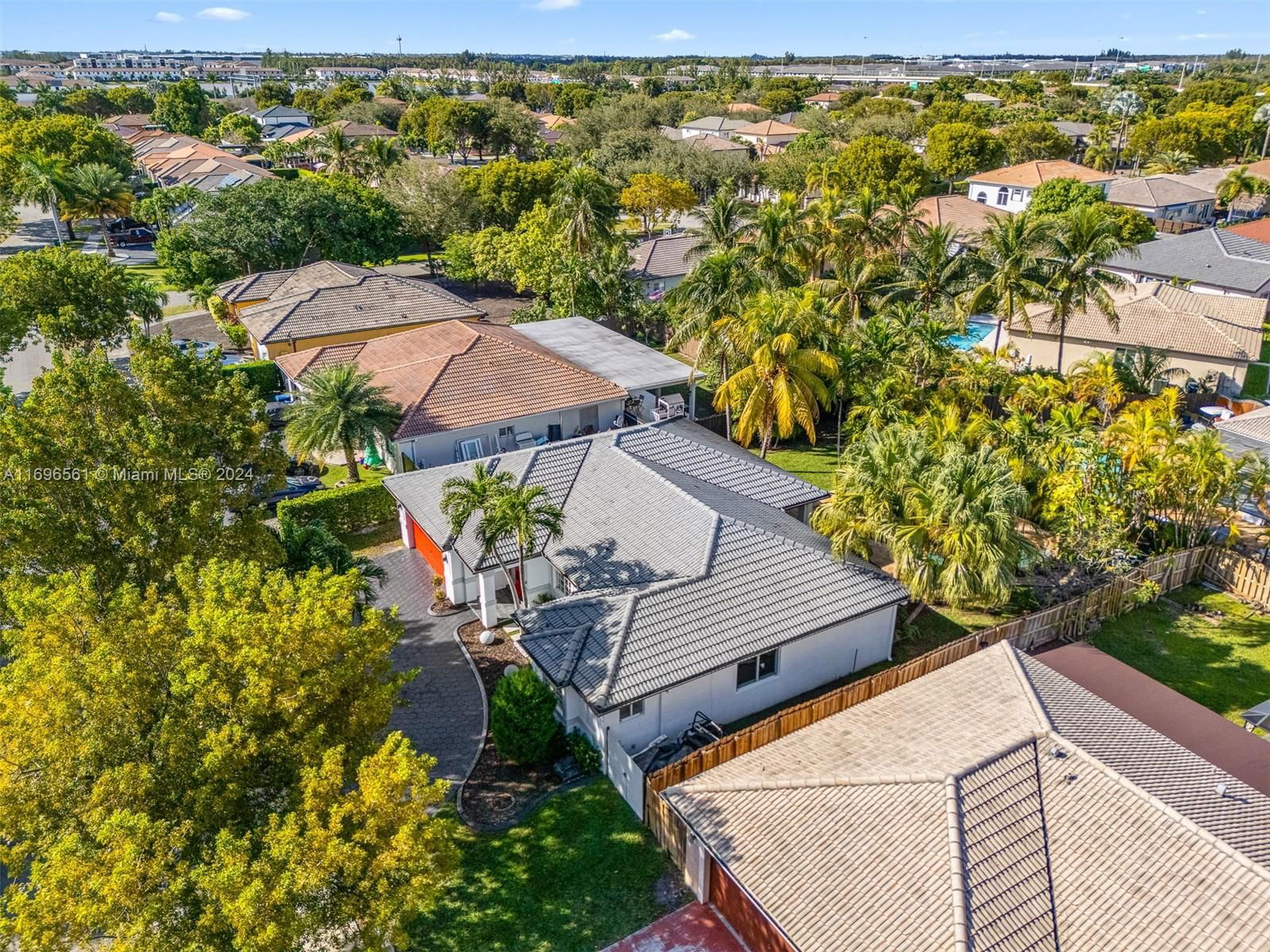 Real estate property located at 8939 165th Ter, Miami-dade, Royal Garden Estates, Miami Lakes, FL