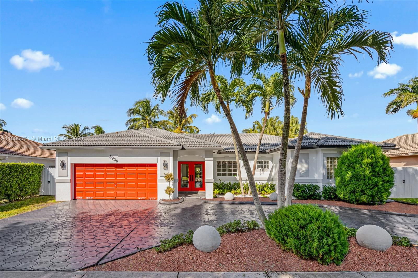 Real estate property located at 8939 165th Ter, Miami-dade, Royal Garden Estates, Miami Lakes, FL